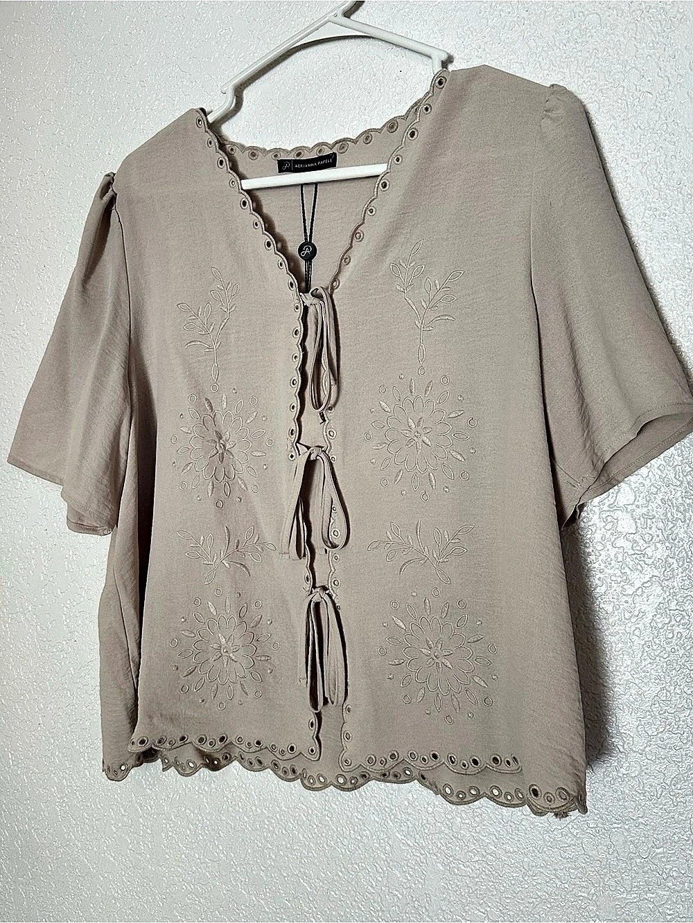 Adrianna Papell Embroidered Front Top in Beige Size Large